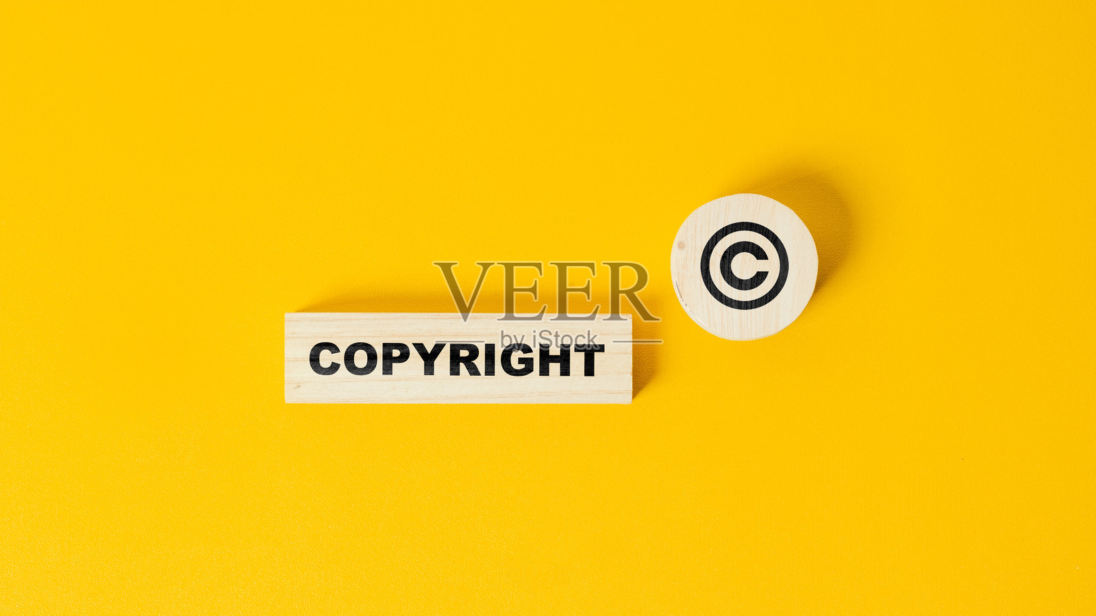 木块上的版权字样和版权符号。专利或版权保护的概念。照片摄影图片