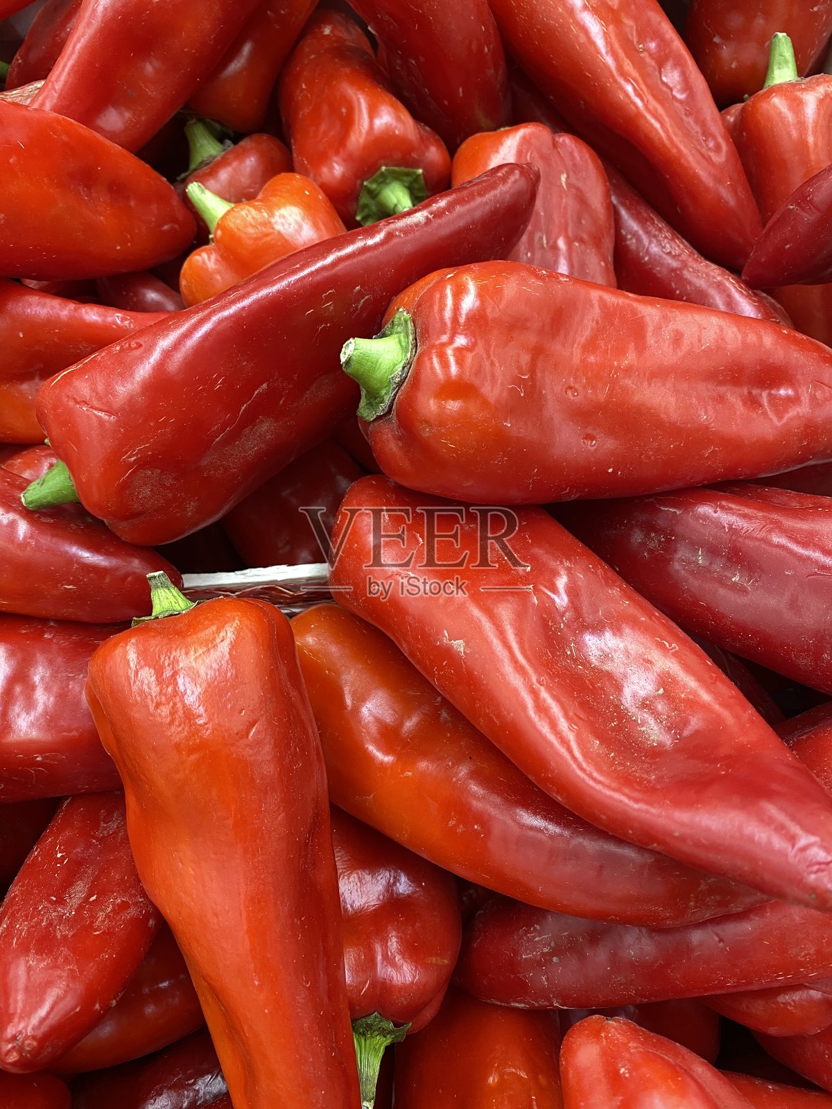 红辣椒堆成鲜艳的丰收背景,适合烹饪使用的新鲜农产品照片摄影图片