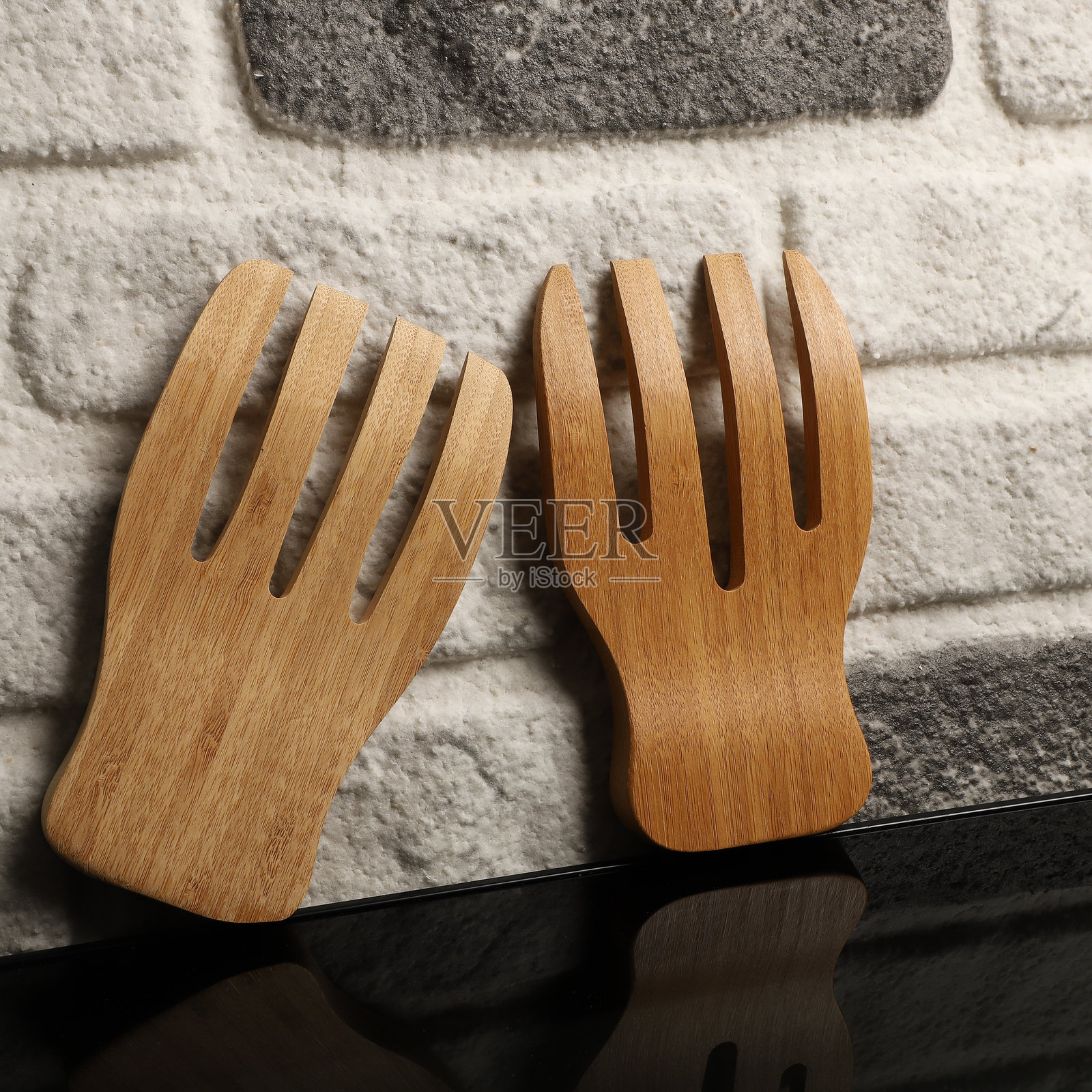 木制沙拉夹,竹制厨房用具,概念拍摄。电子商务照片。照片摄影图片