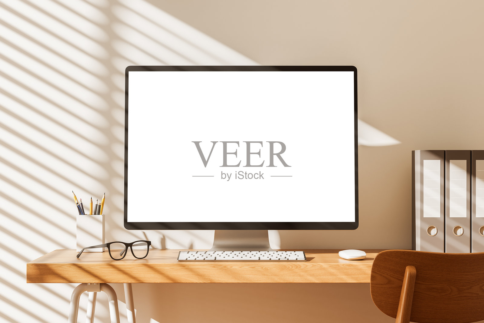 现代工作空间桌面电脑屏幕模型,配有键盘、眼镜和配件,置于温馨阳光照射的木质桌面上,室内设计概念。3D渲染。照片摄影图片