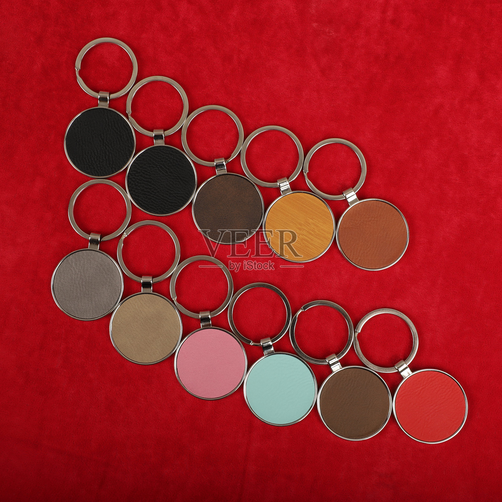 金属和皮革钥匙扣。彩色单面皮革;方形、矩形和圆形钥匙圈。概念拍摄。照片摄影图片