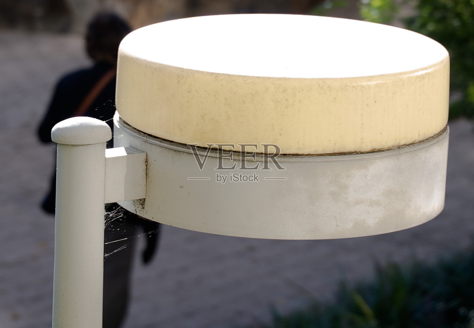 一个人走过街灯下照片摄影图片