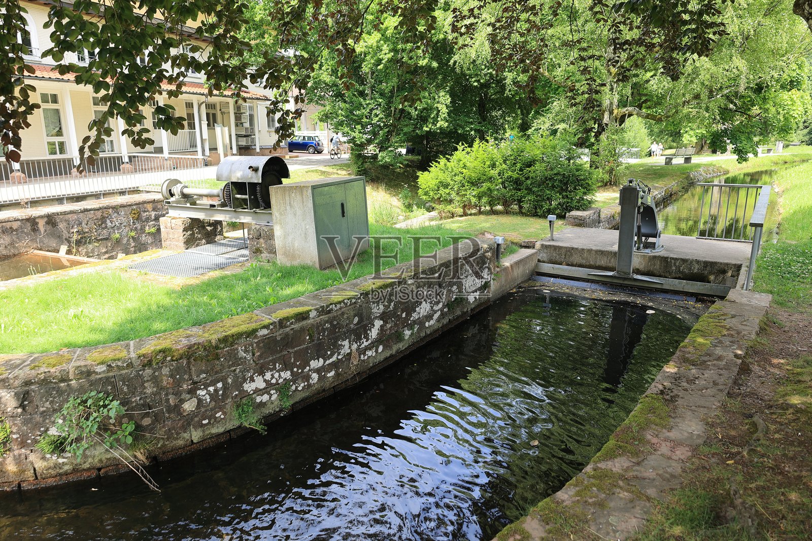 在巴德赫伦阿尔布的水疗公园中用于去除树枝和树叶的机器照片摄影图片