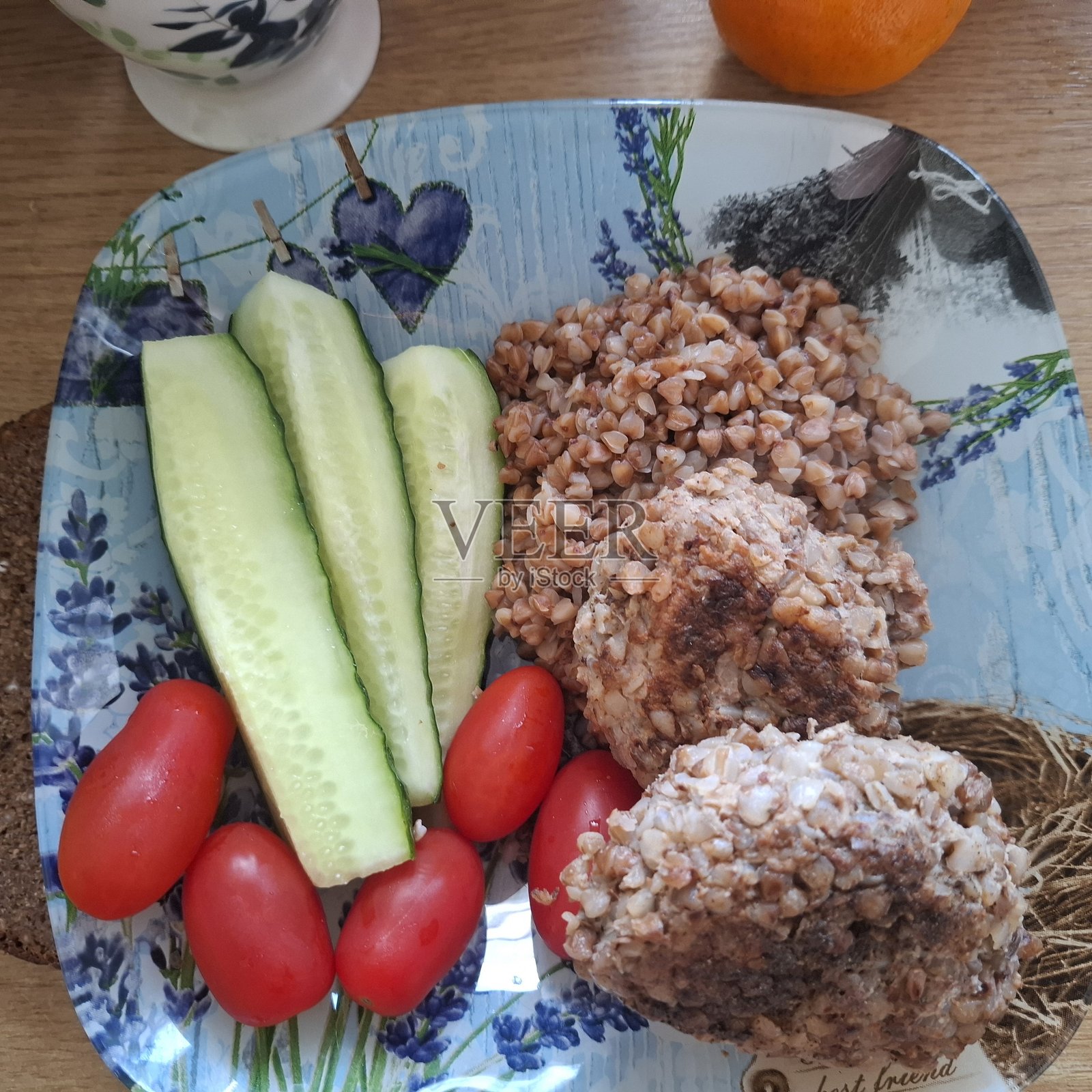 荞麦、肉饼和蔬菜的午餐。照片摄影图片