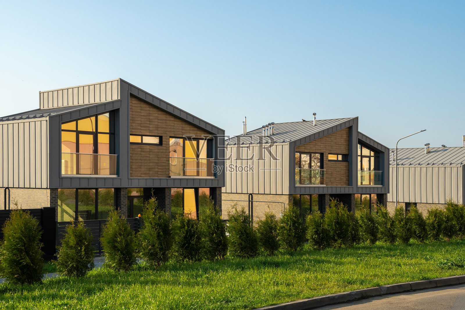 一栋带私人花园的现代联排别墅,照片摄影图片