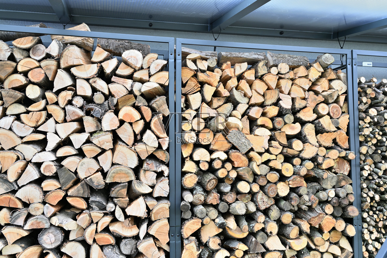 靠近房屋墙壁的木材干燥特写,为冬季取暖做准备照片摄影图片