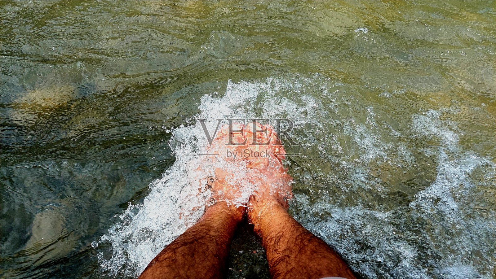 伊斯兰堡,巴基斯坦,第一人称视角的双腿浸没在流动的溪水中照片摄影图片