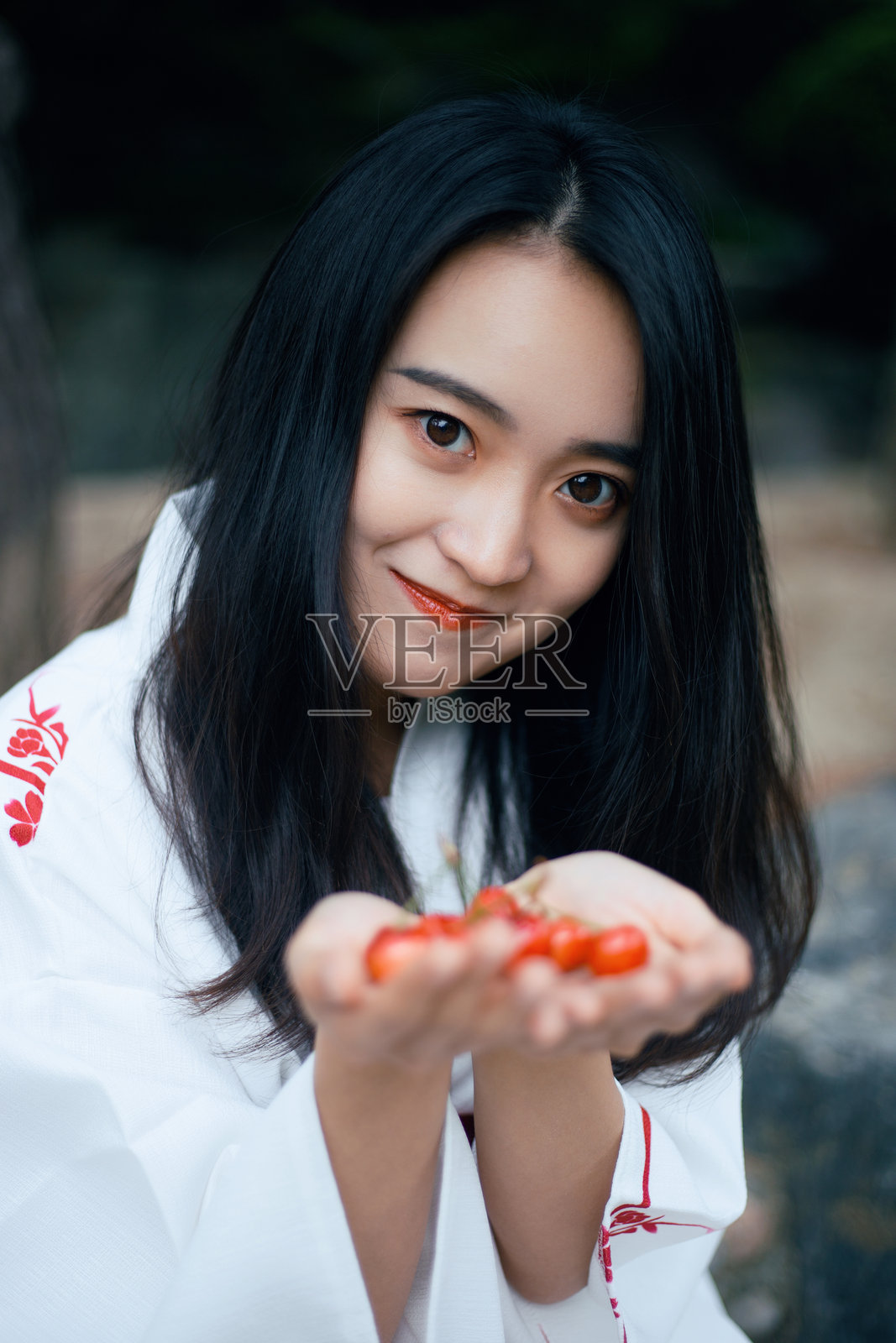 穿着和服的亚洲美女在公园里照片摄影图片