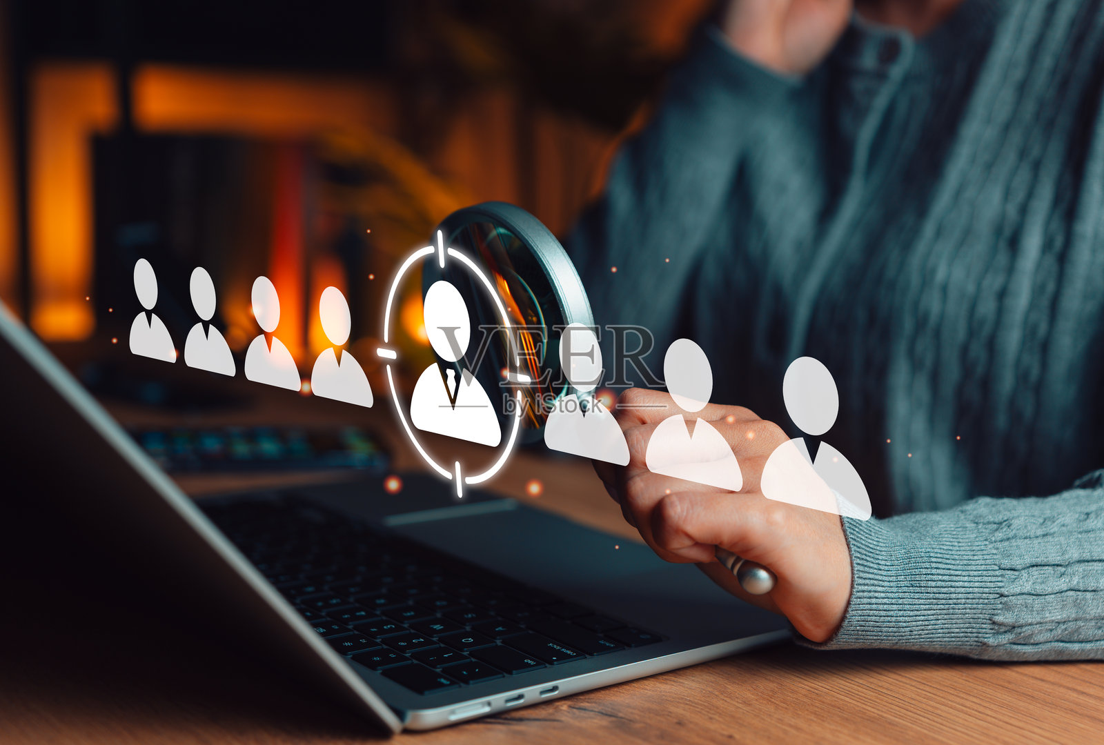 招聘与候选人选拔过程概念。人力资源专业人士从笔记本电脑屏幕上的个人资料图标中选择候选人,象征着数字招聘、人力资源和招聘技术。照片摄影图片