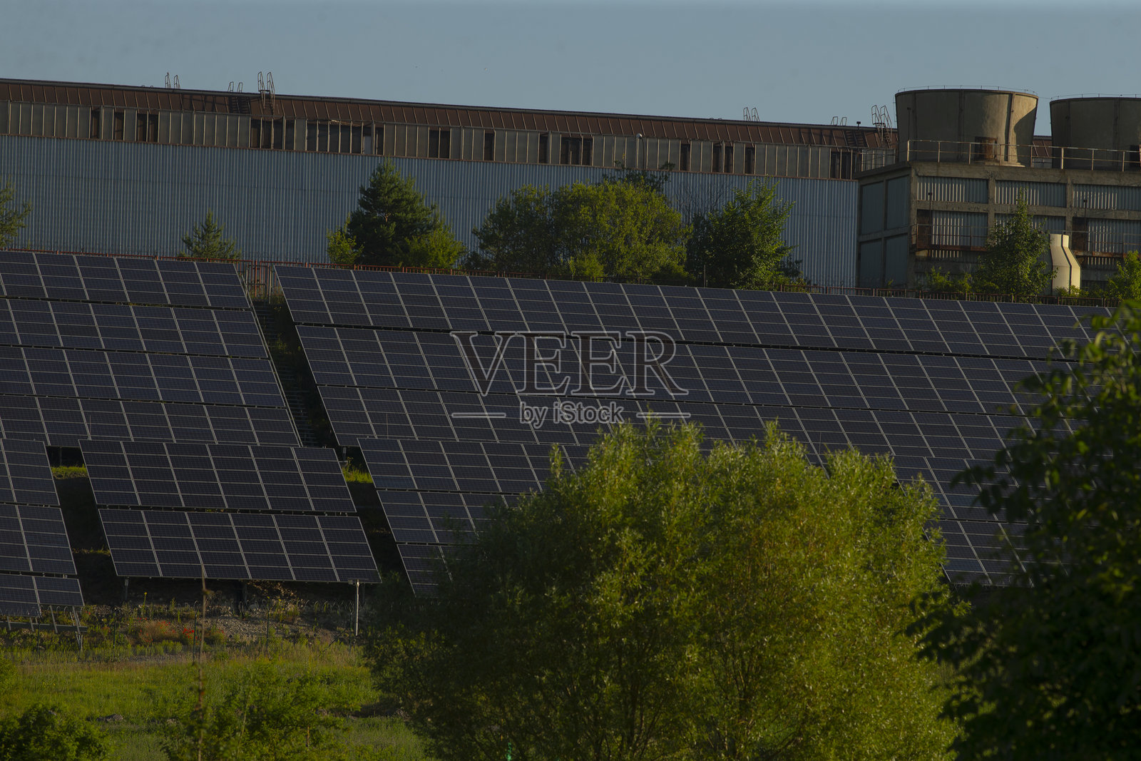 今天在工业设施附近成功安装了太阳能电池板照片摄影图片