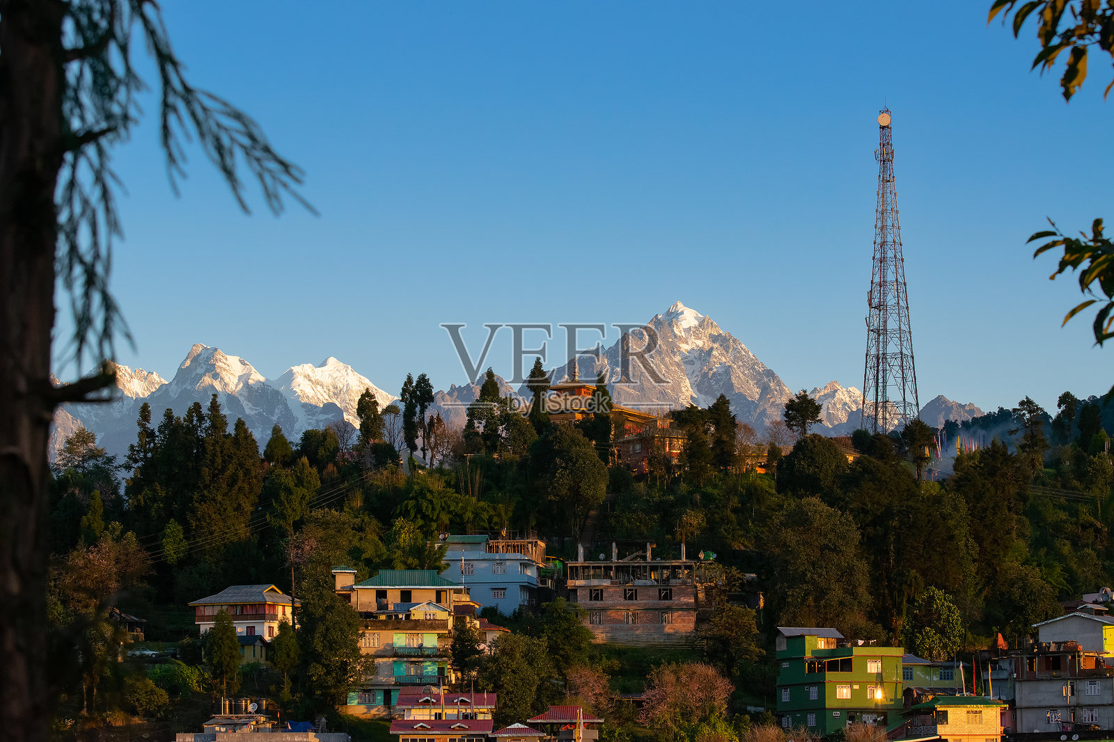 美丽的拉旺拉喜马拉雅山脉景观。喜马拉雅山是亚洲伟大的山脉,拥有超过50座高峰,其中大多数是最高的,包括世界最高峰珠穆朗玛峰。照片摄影图片