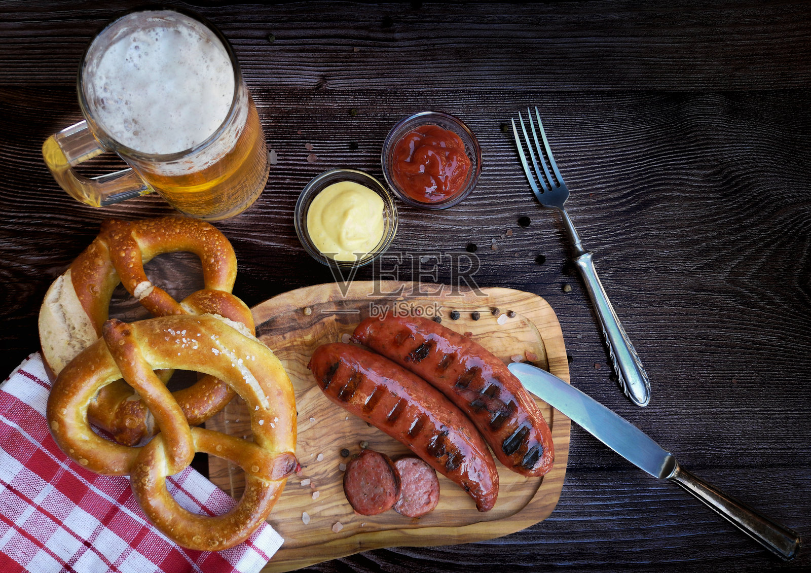 巴伐利亚香肠配椒盐卷饼和啤酒照片摄影图片