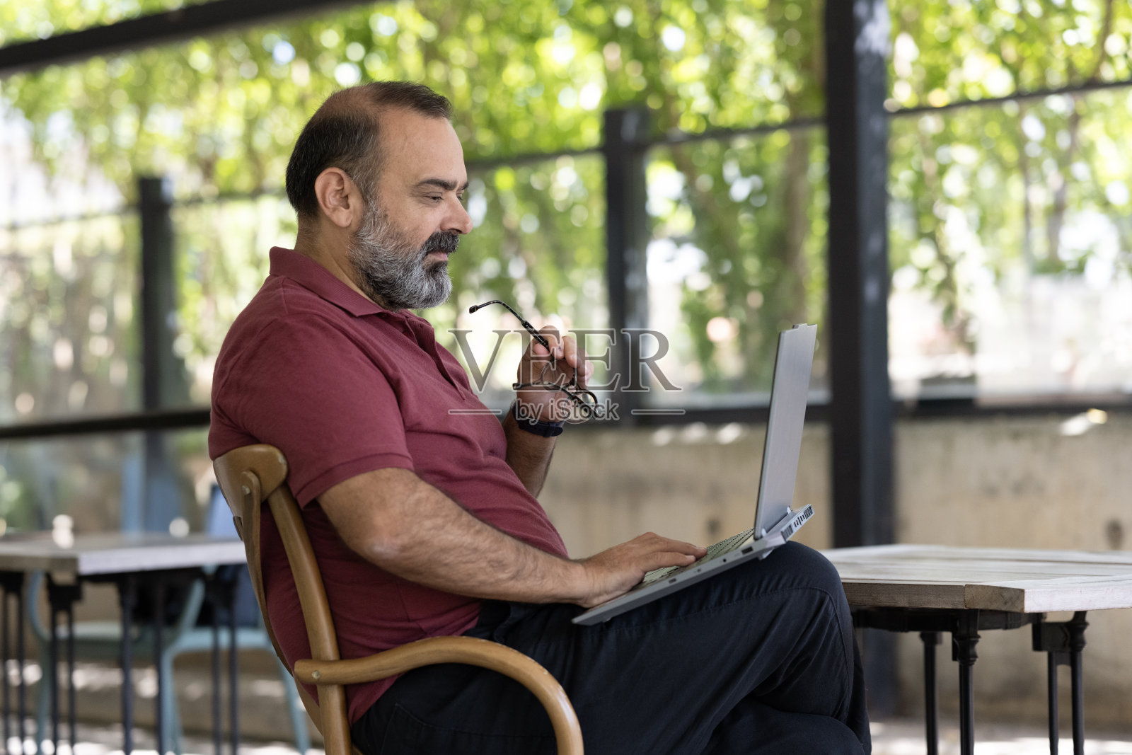 在咖啡店工作的专业人士照片摄影图片