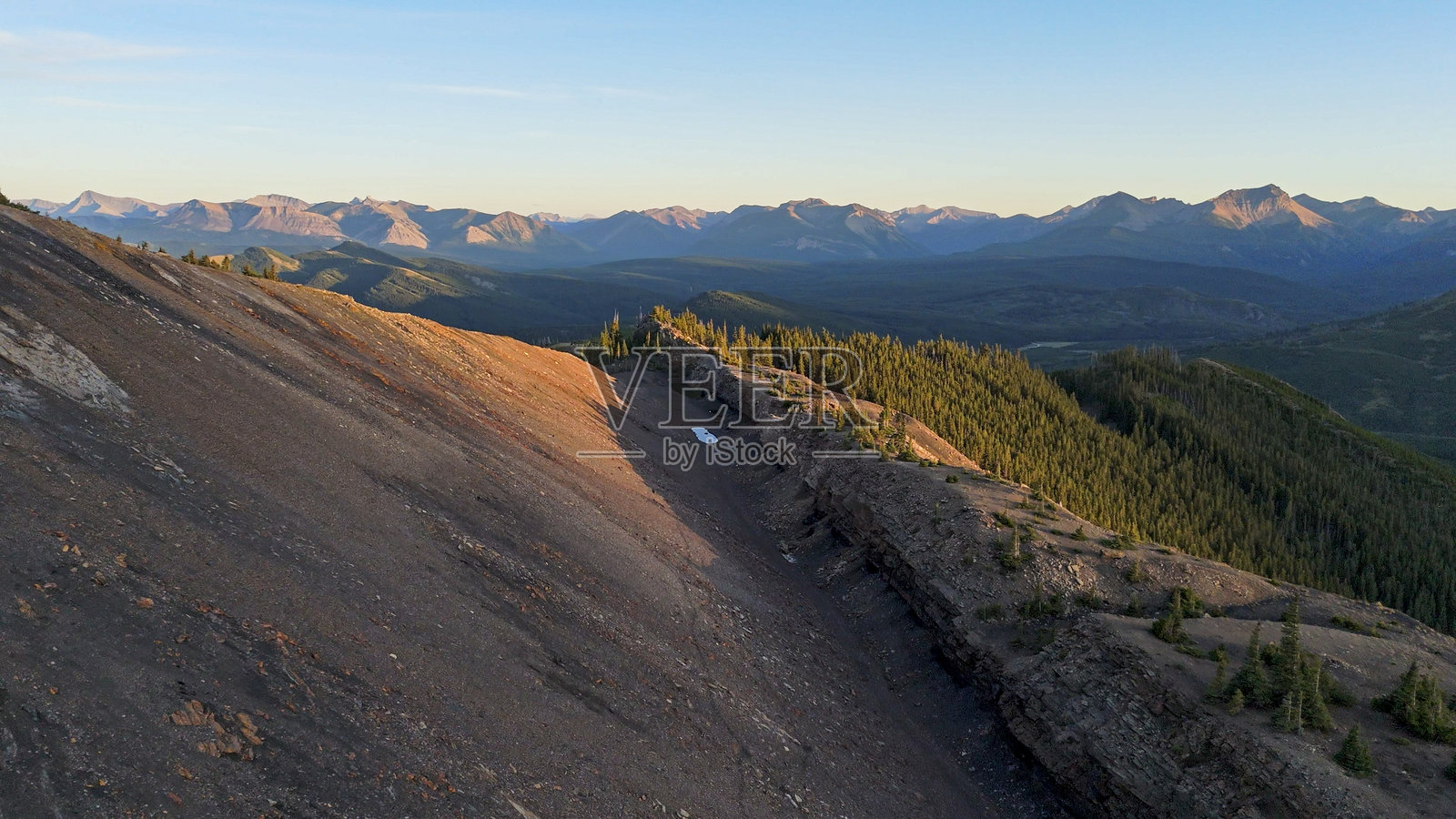 加拿大落基山脉的山脊和旧矿坑的鸟瞰图照片摄影图片