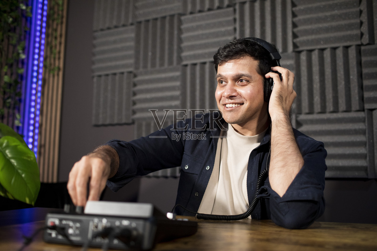 在隔音房间内使用音频设备制作播客的制作人照片摄影图片