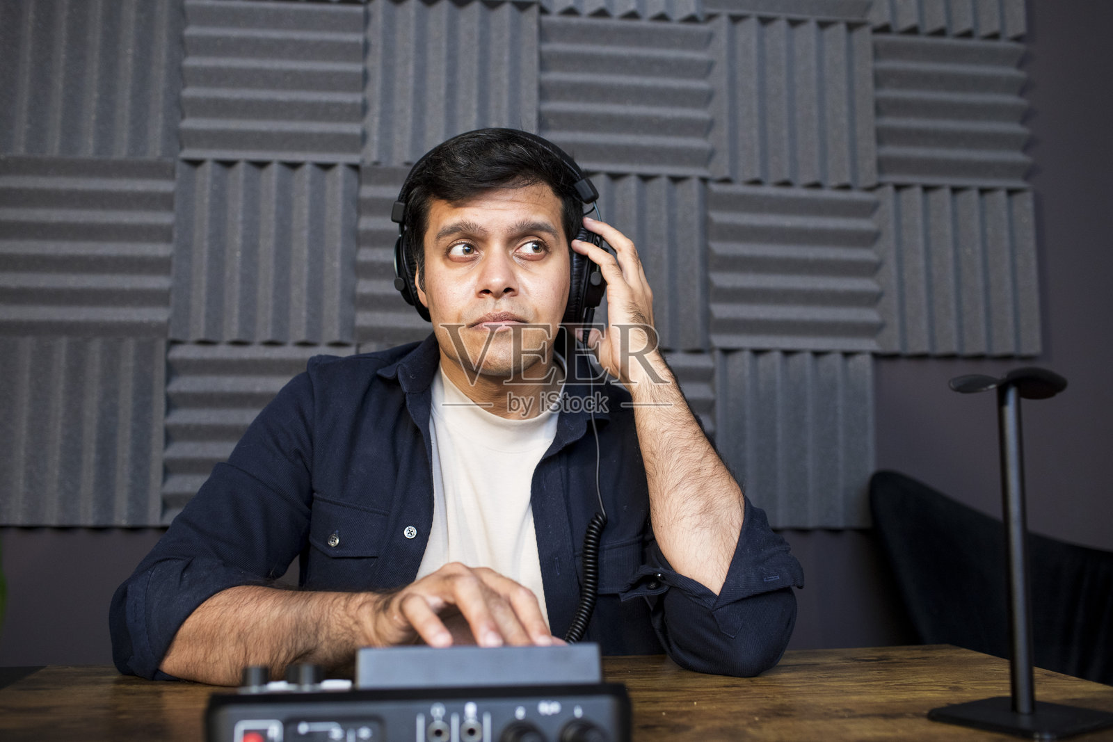 在隔音房间内使用音频设备制作播客的制作人照片摄影图片