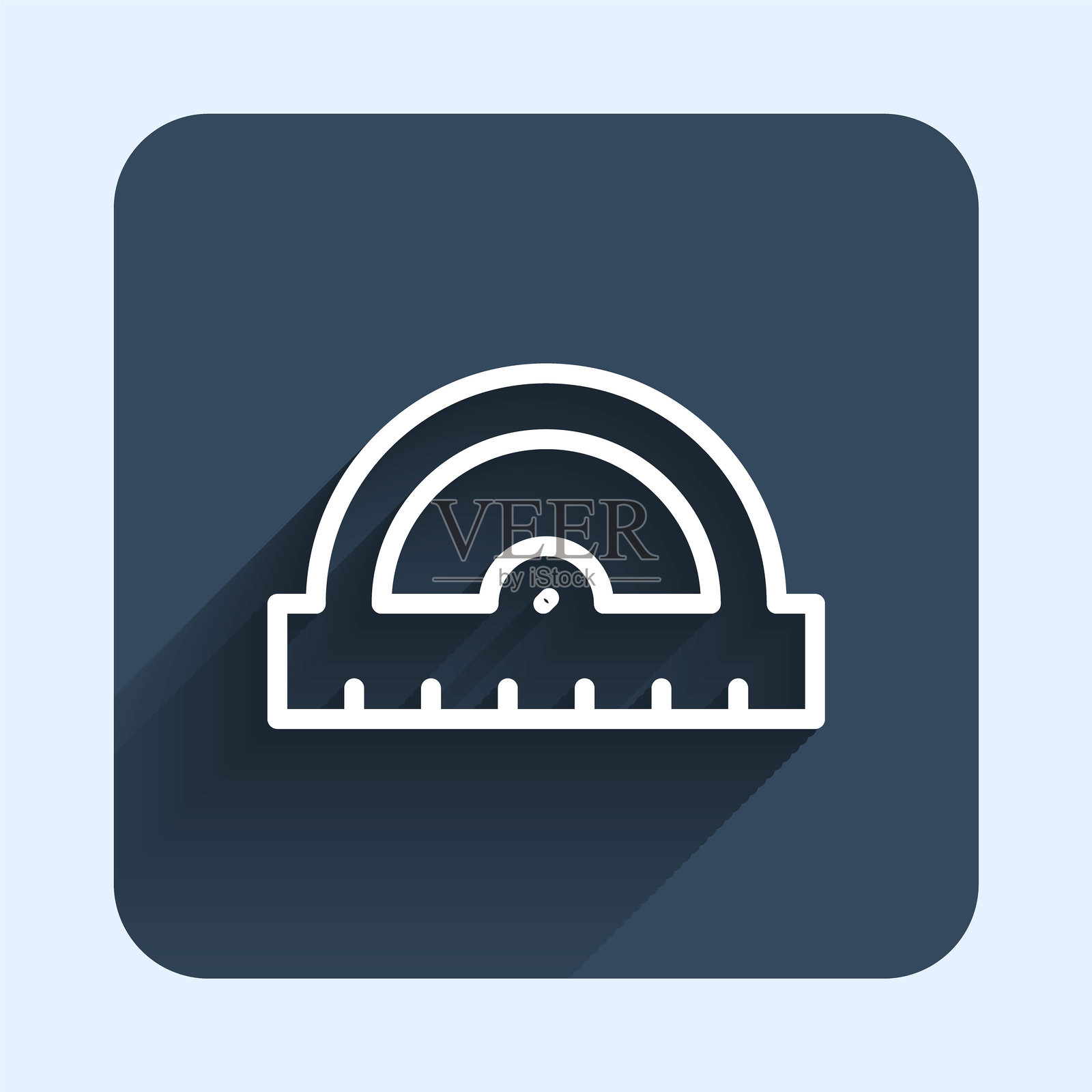 白色线条的量角器网格图标,用于测量角度,带有长阴影背景。倾斜角度计。测量工具。几何符号。蓝色方形按钮。矢量图。插画图片素材