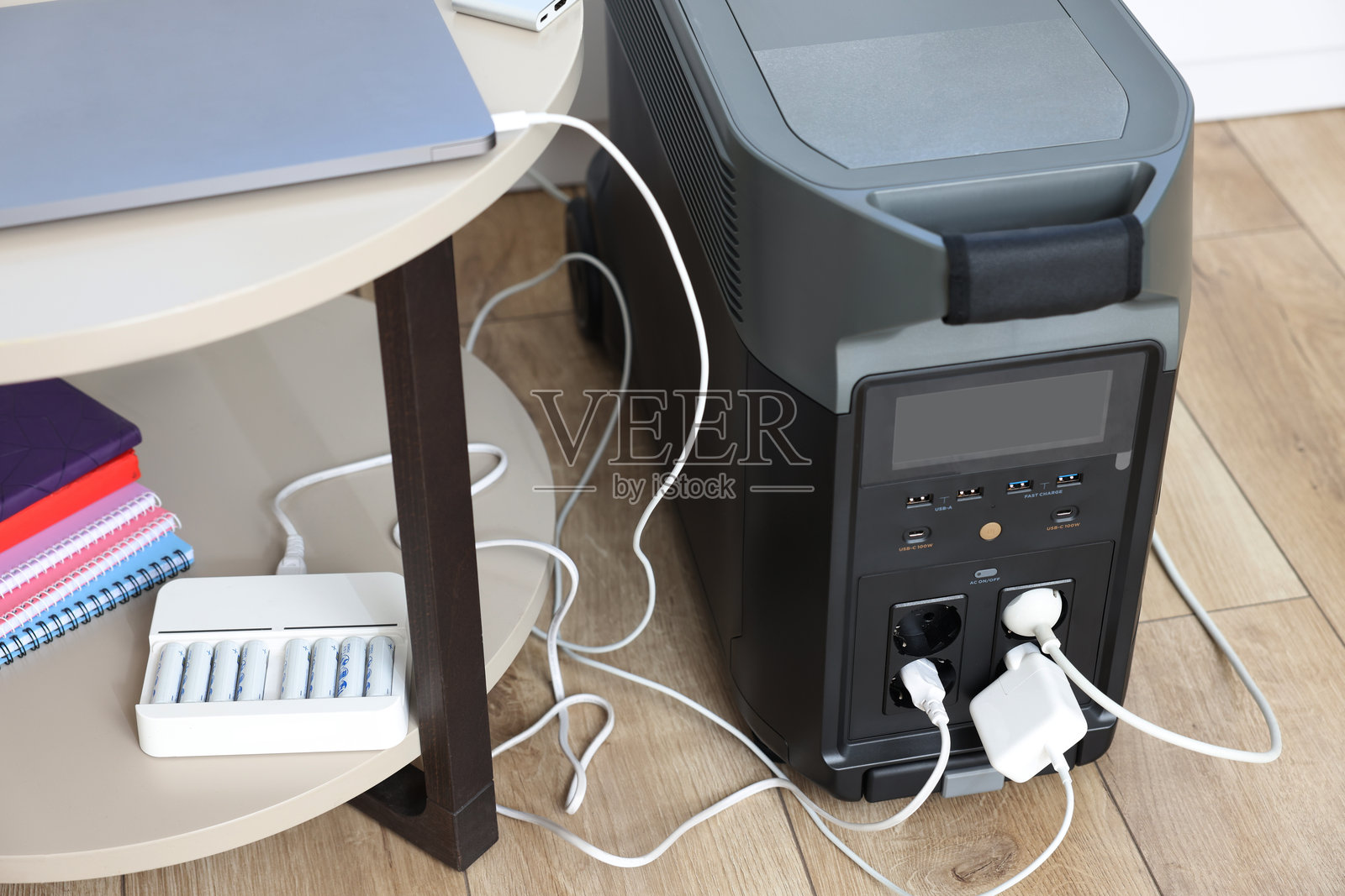 现代便携式电源站,室内为连接设备充电照片摄影图片
