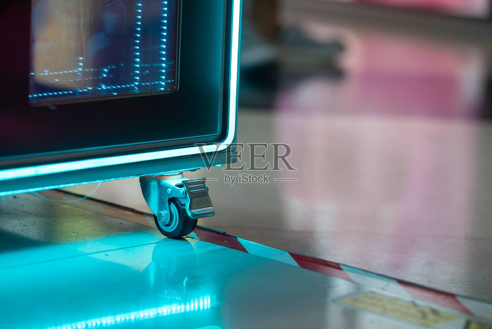 轮子上的霓虹灯反射照片摄影图片