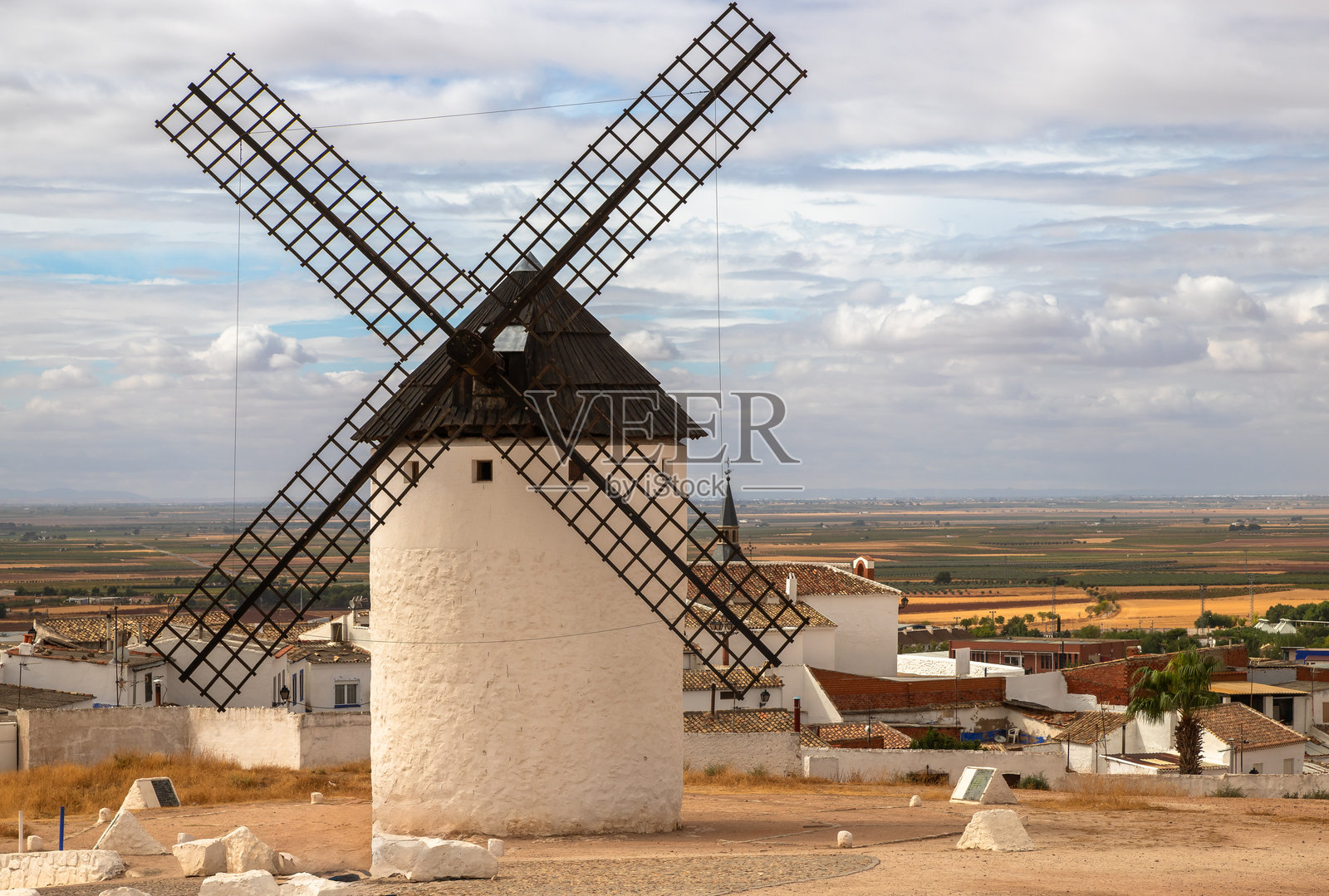 西班牙卡斯蒂利亚-拉曼恰的克里普塔纳平原风车照片摄影图片