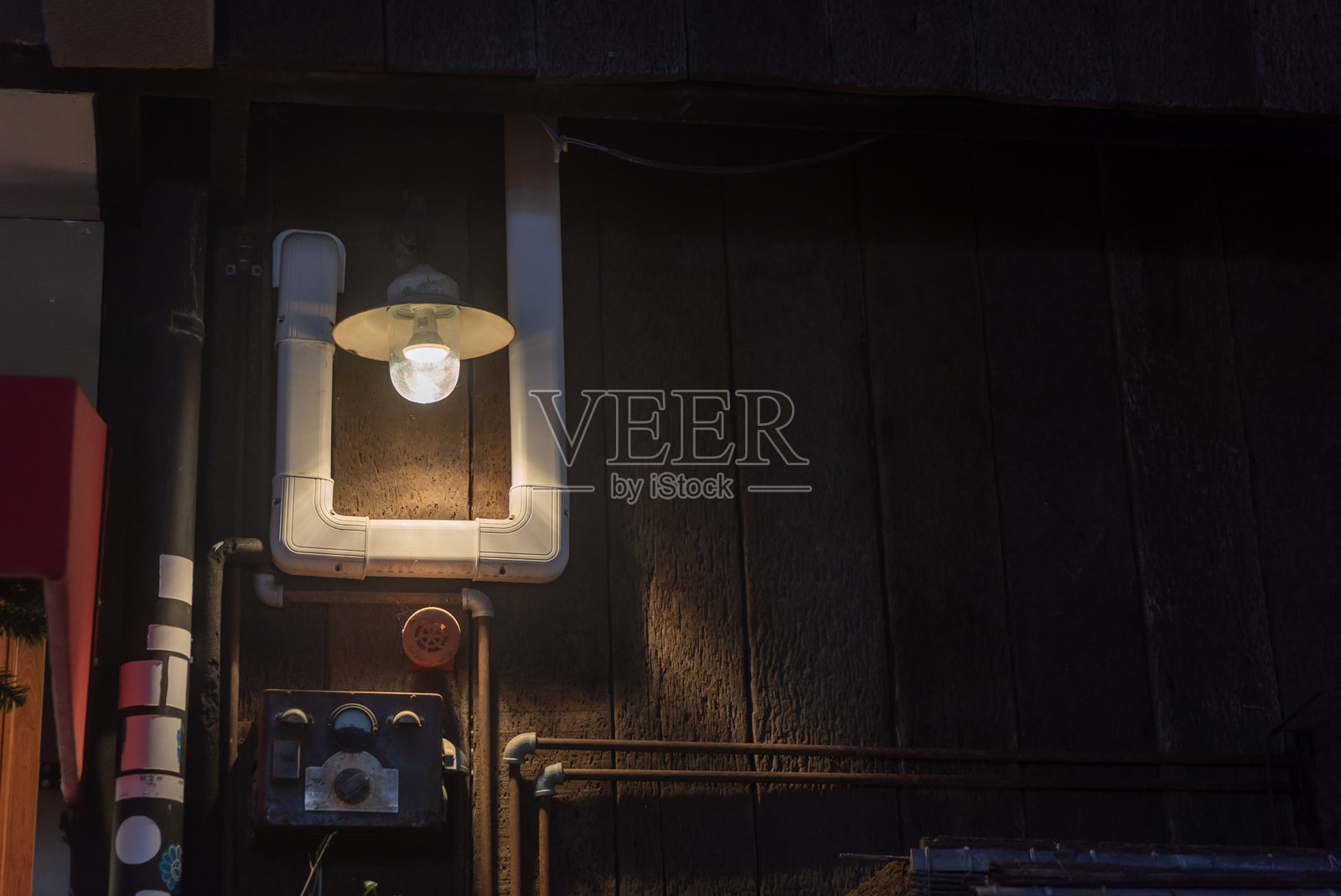 复古灯具挂在深色墙壁上照片摄影图片