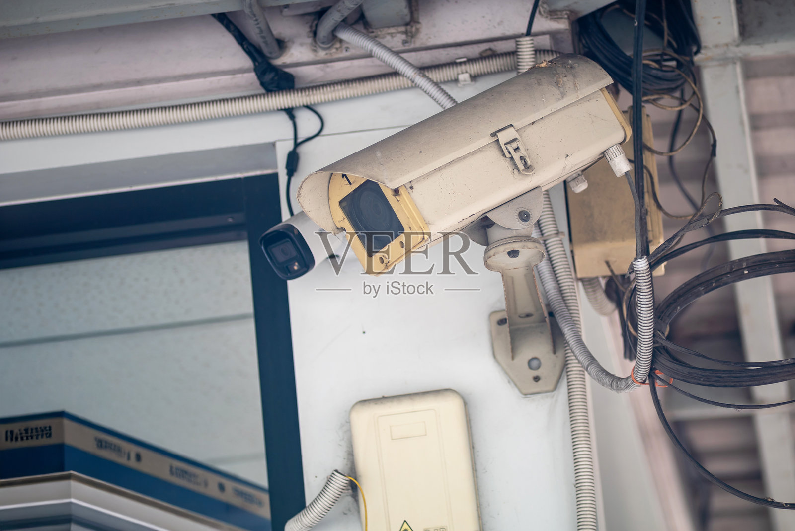 室内安全摄像头安装场景照片摄影图片