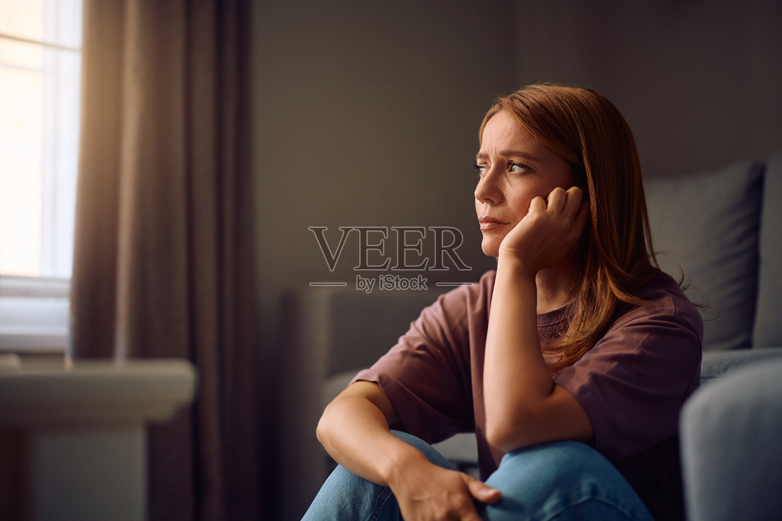 在家中思考的伤心女人。照片摄影图片