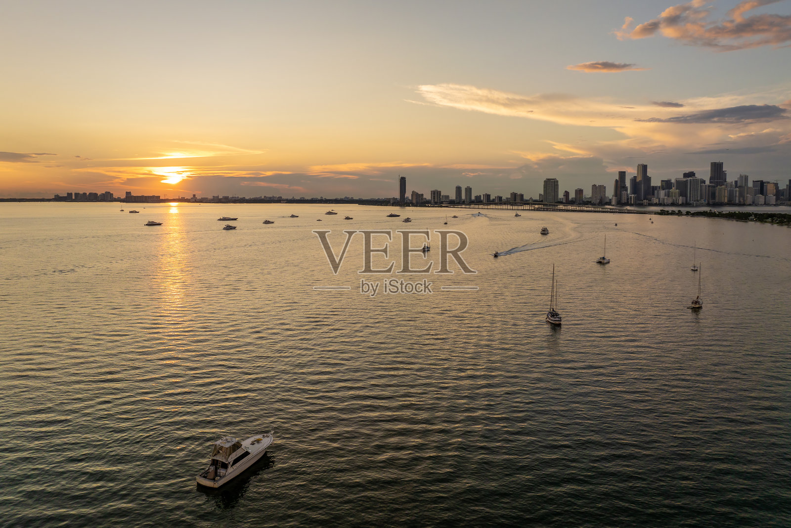 佛罗里达旅游目的地。比斯坎湾停泊的休闲游艇和渔船。傍晚城市天际线,市中心高楼大厦林立。照片摄影图片