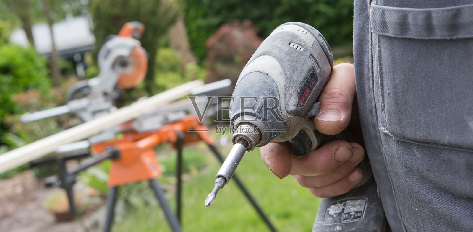 户外建筑工地上的木匠在工作。工匠在工作。照片摄影图片