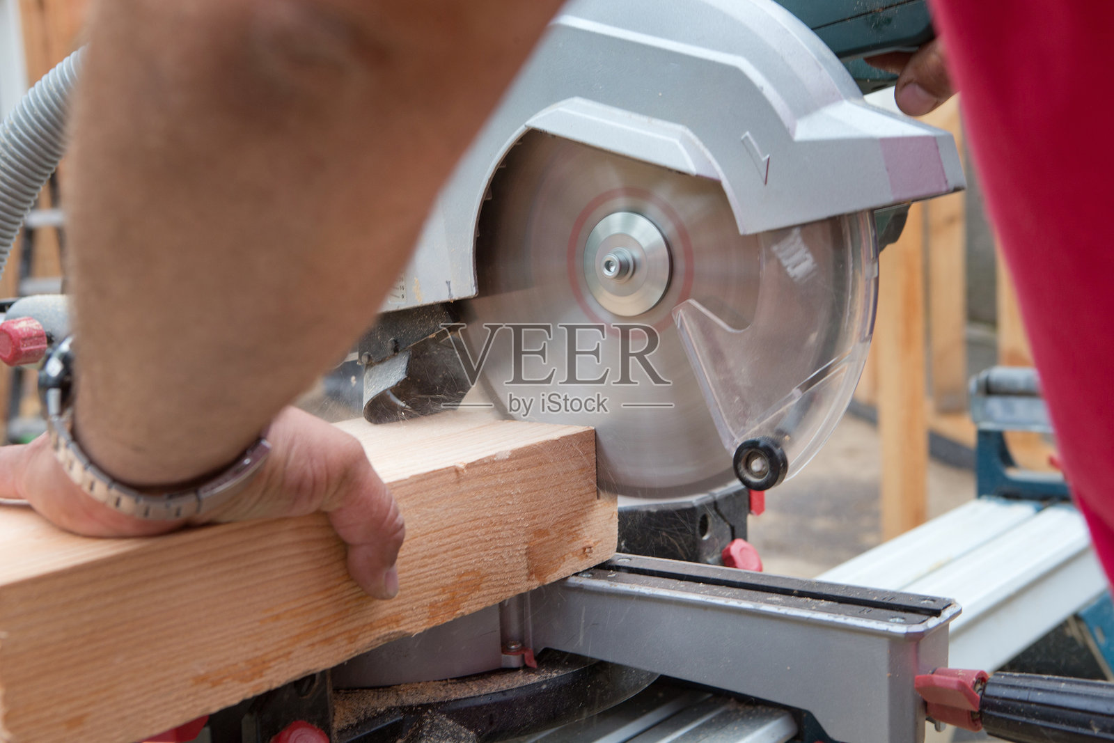 户外建筑工地上的木匠在工作。工匠在工作。照片摄影图片