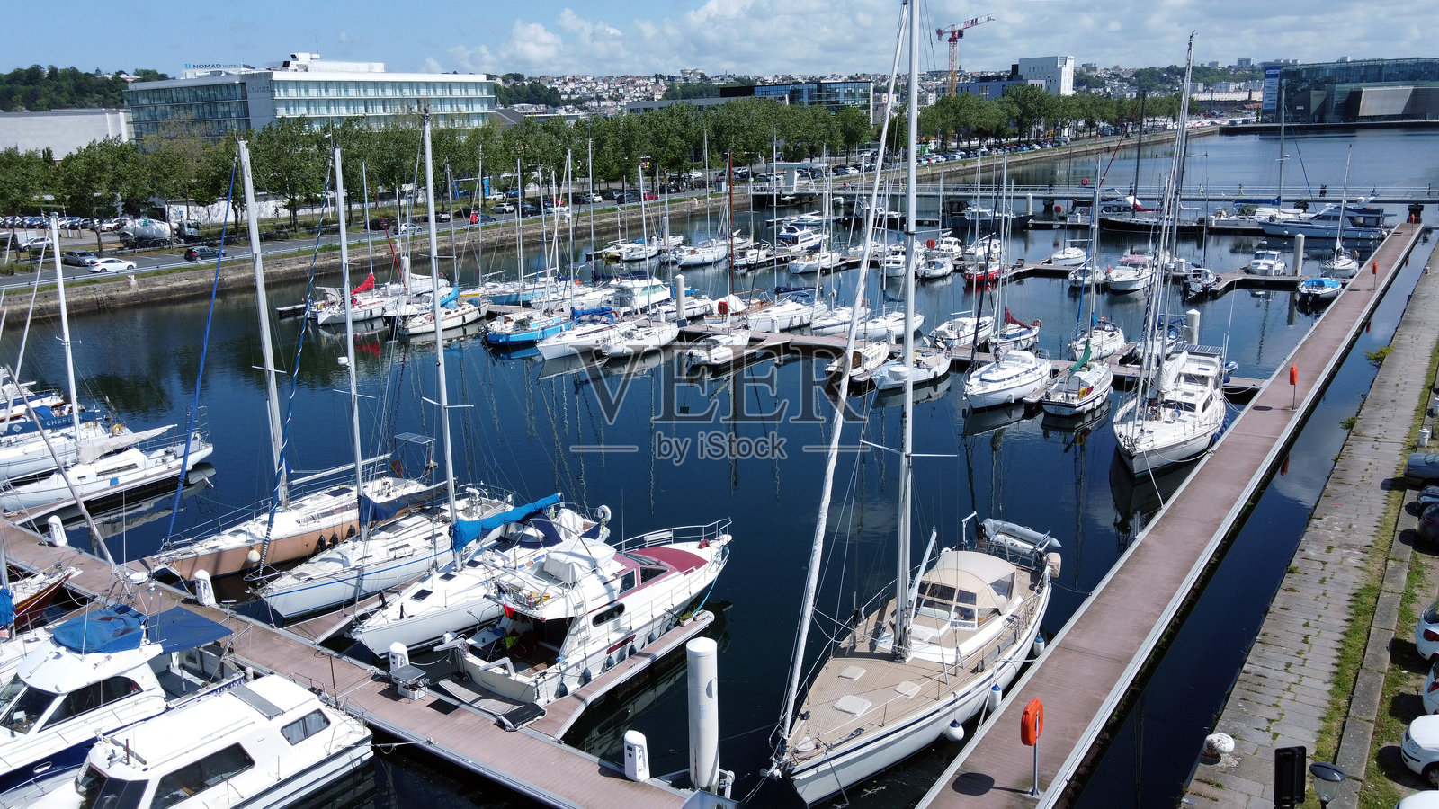 令人惊叹的无人机视角,俯瞰勒阿弗尔市的沃邦水池,现代建筑与停泊的游艇交相辉映。照片摄影图片