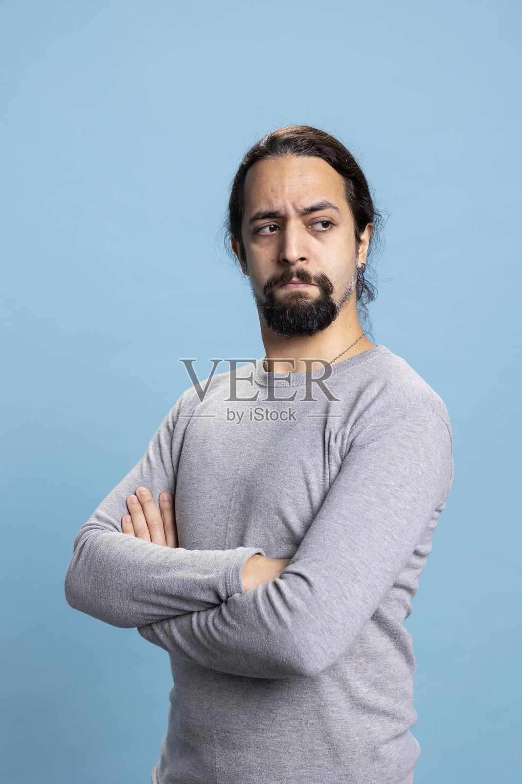 自信的有胡子和卷发的人在摄影棚摆姿势照片摄影图片