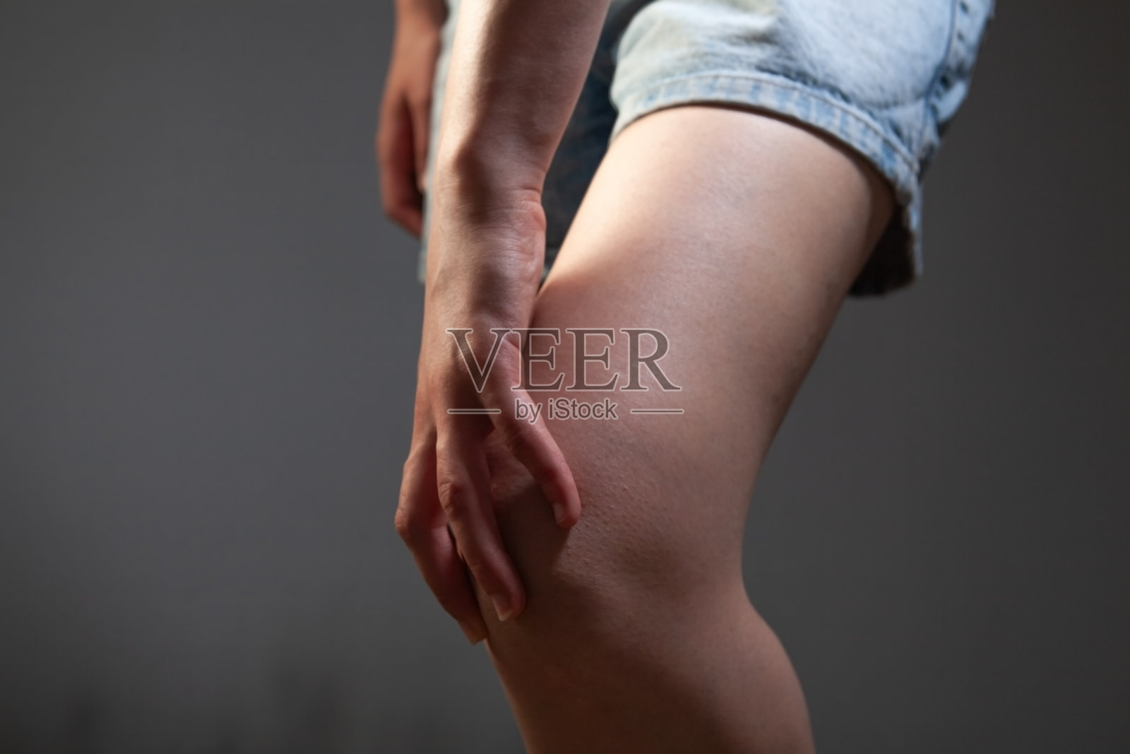 膝盖疼痛的女性特写。健康护理概念照片摄影图片