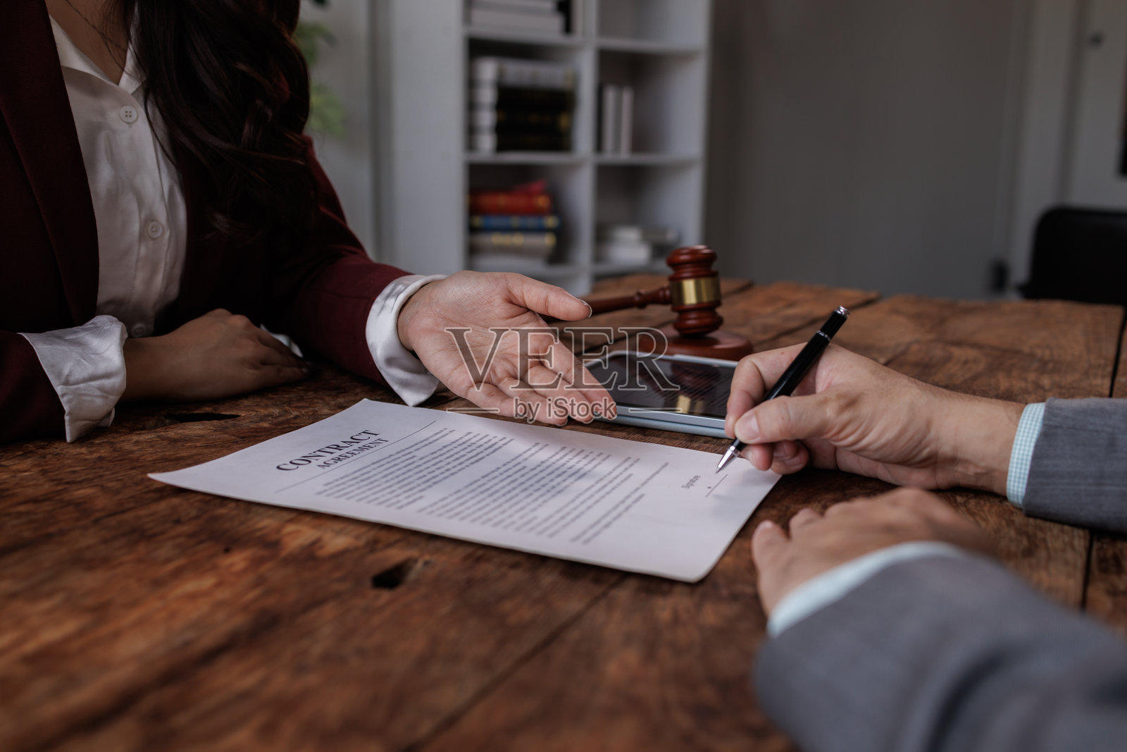 办公室里的公证人与客户,法官的法槌与正义律师,律师或法官顾问与客户的团队会议,法律与法律服务概念。照片摄影图片