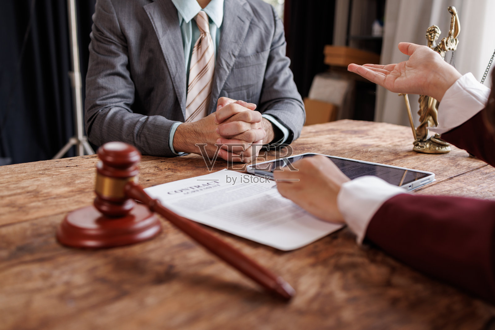 办公室里的公证人与客户,法官的法槌与正义律师,律师或法官顾问与客户的团队会议,法律与法律服务概念。照片摄影图片