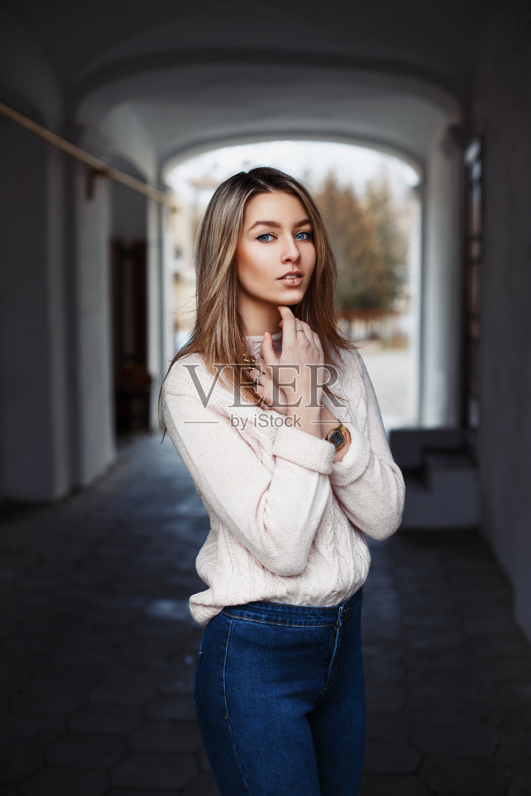 时尚服装和华丽珠宝的美丽女性照片摄影图片