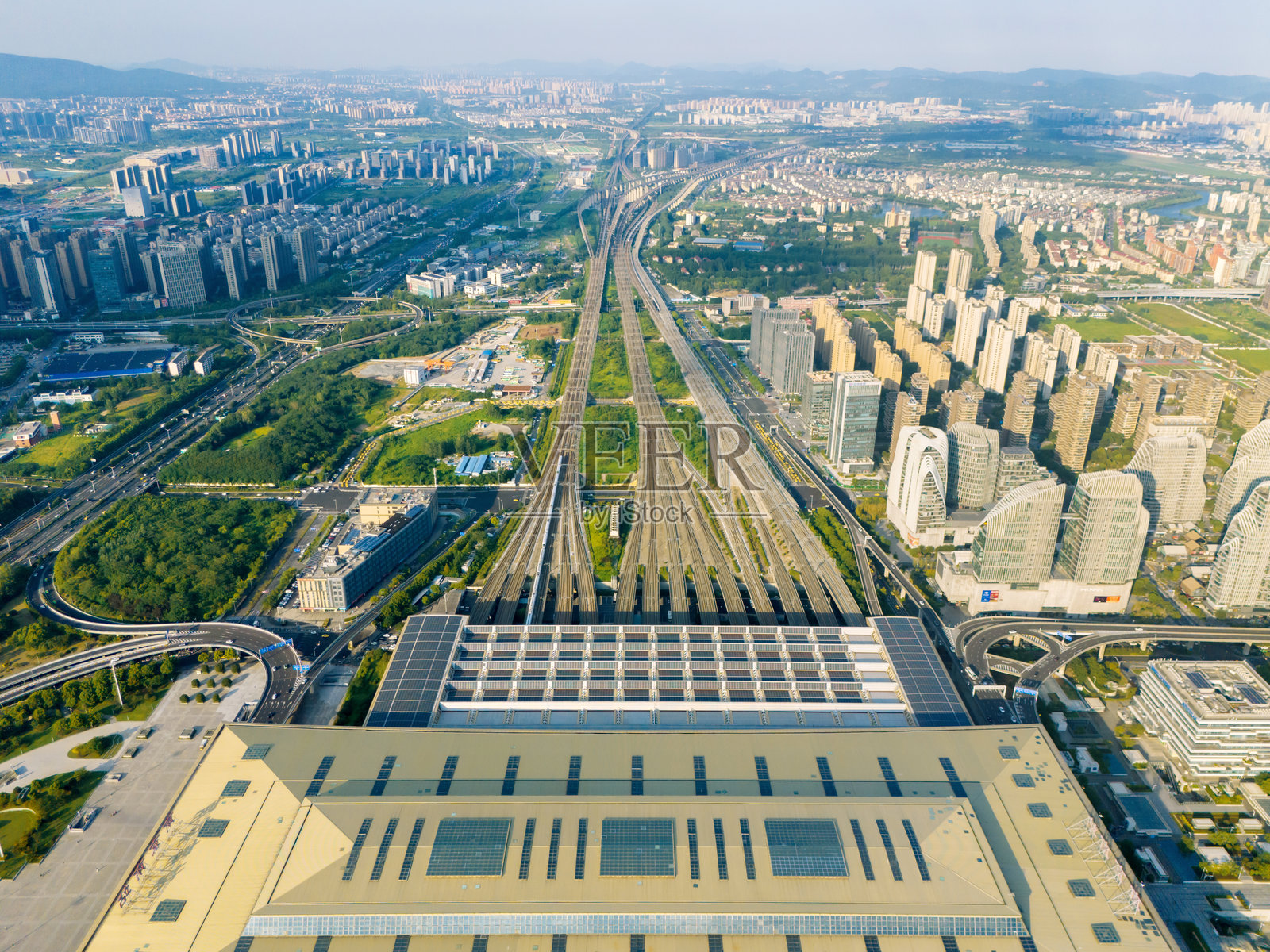 火车站屋顶上的太阳能发电站照片摄影图片