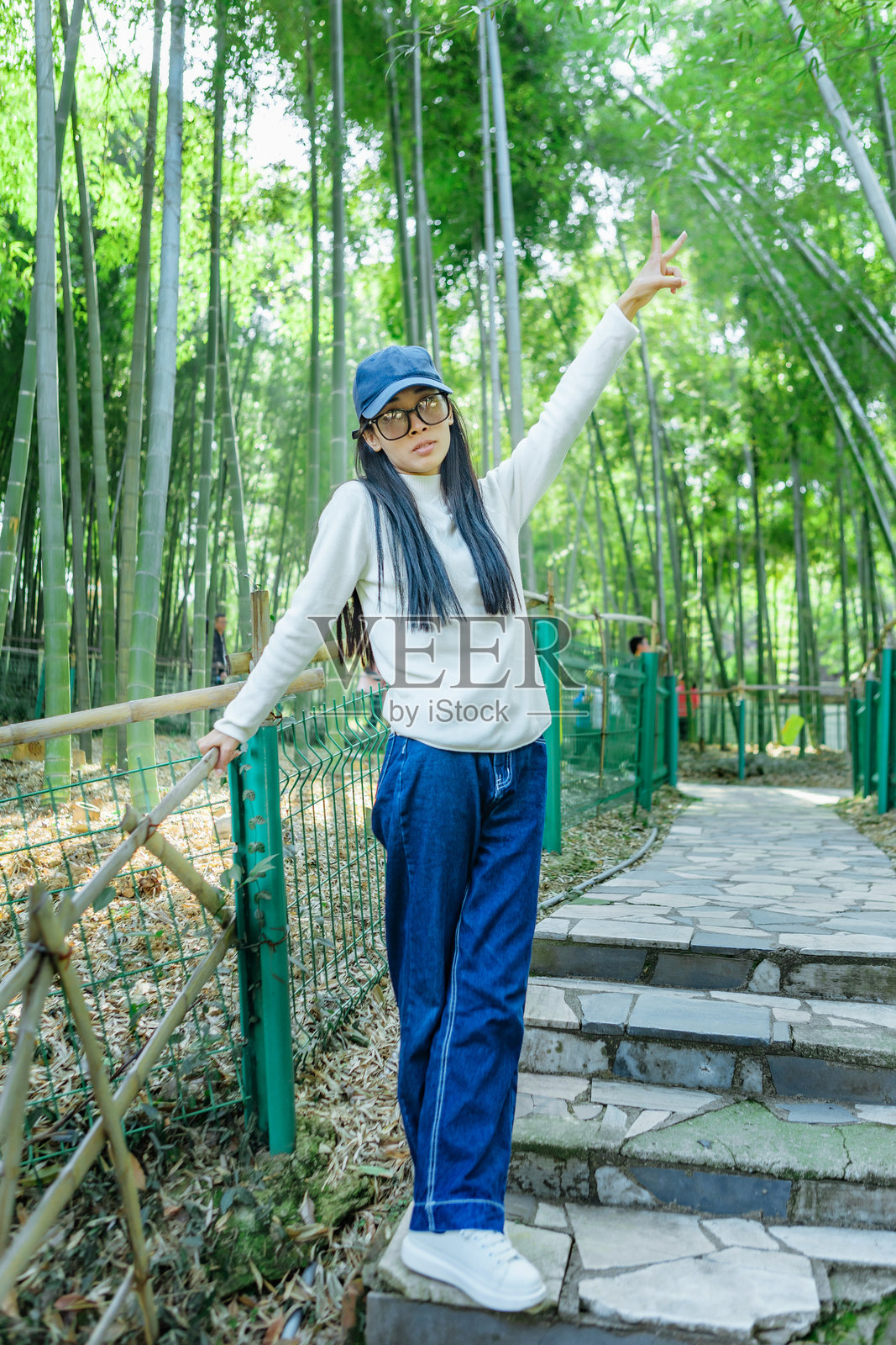 年轻亚洲女性在竹林中 - 健康的生活方式照片摄影图片