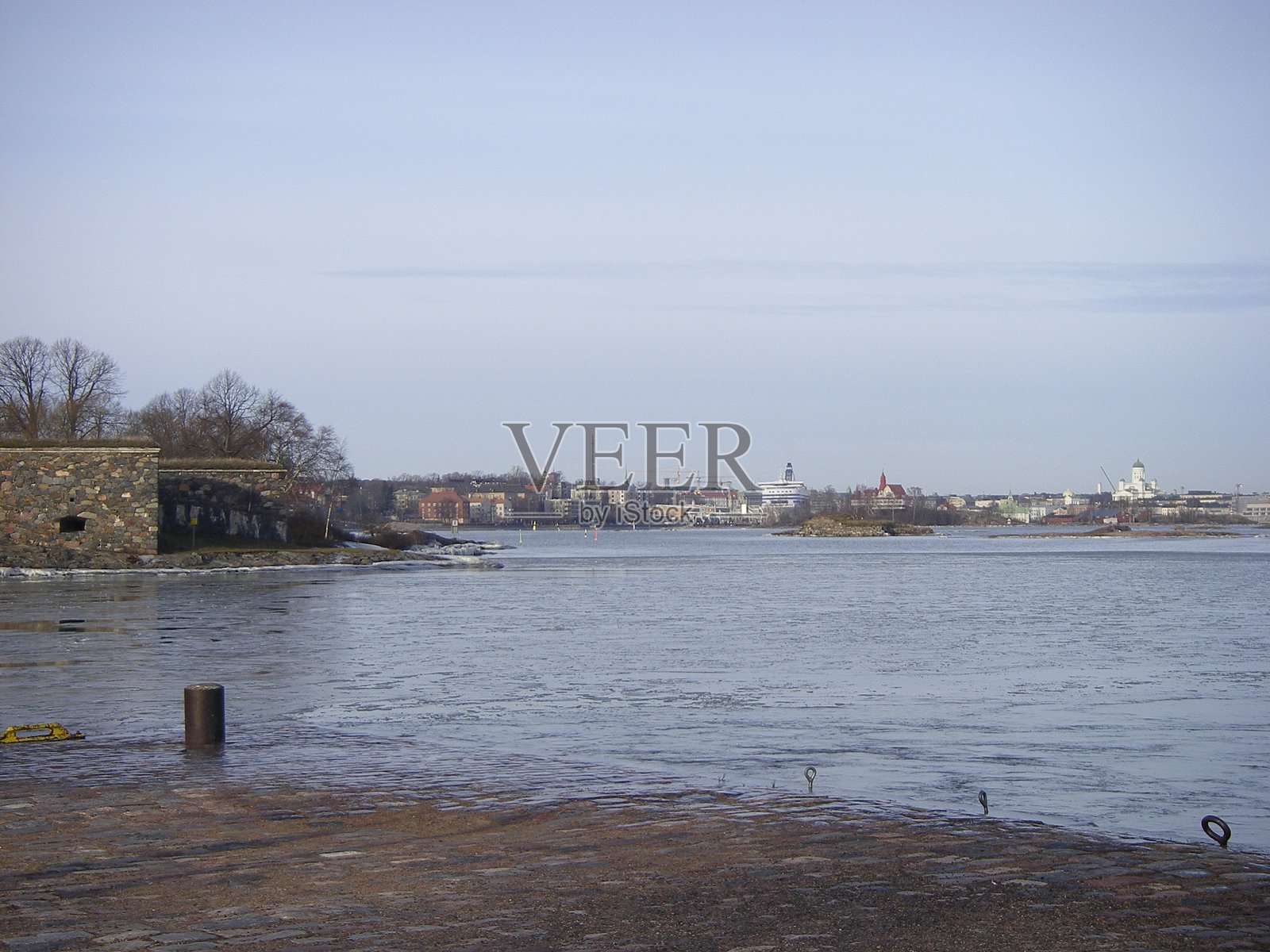 赫尔辛基的早春:堡垒、冰冻的海洋和城市天际线。照片摄影图片