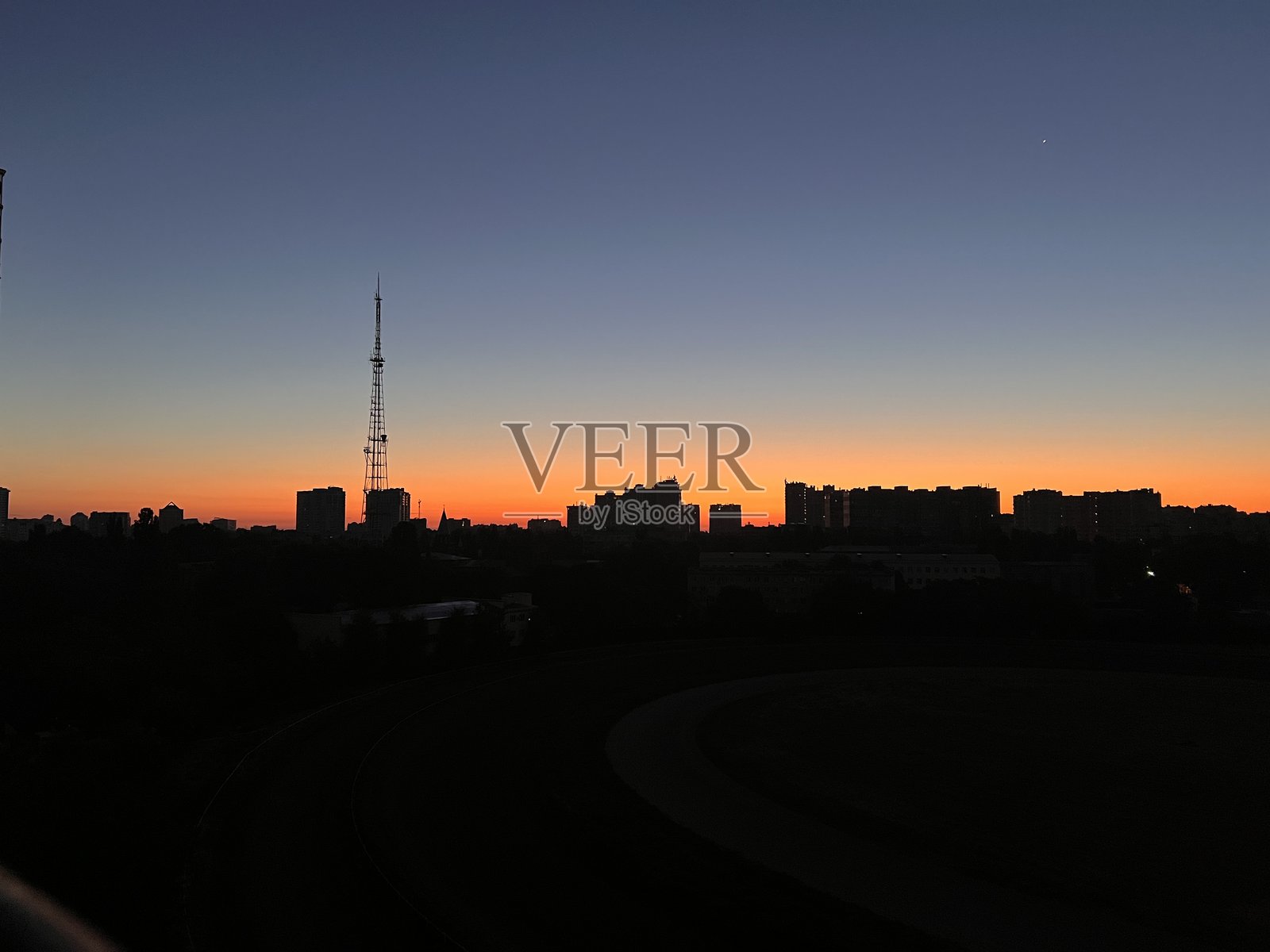 城市环境中令人难以置信的美丽清晨日出。照片摄影图片