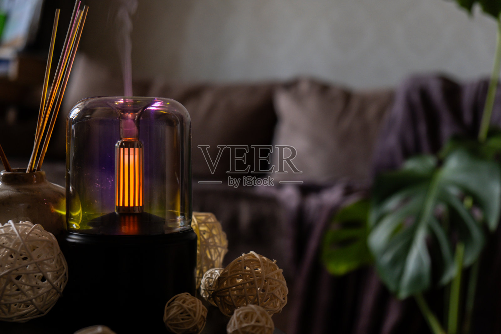 家用香氛空气加湿器特写,带有灯光。芳香疗法整体健康理念。减压活动为冥想做准备。简单的愉悦与疗愈。照片摄影图片