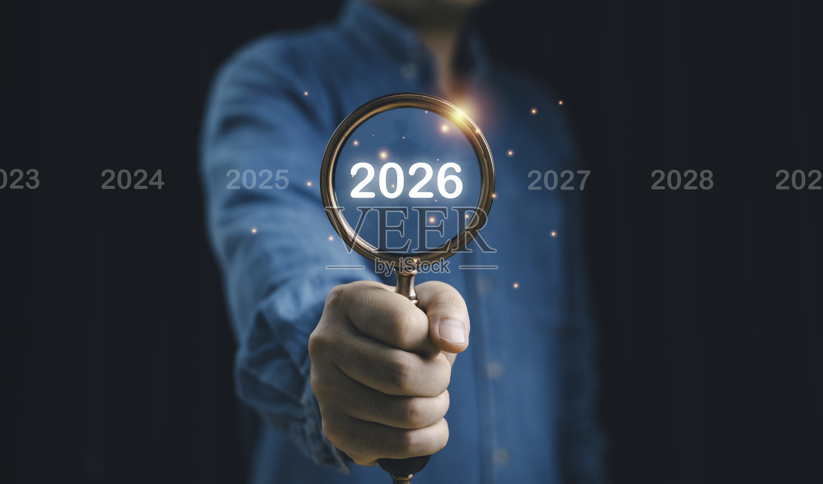 一个人手持放大镜聚焦于2026年,未来商业趋势和愿景概念,用于战略规划、创新预测、经济增长和数字化转型。照片摄影图片