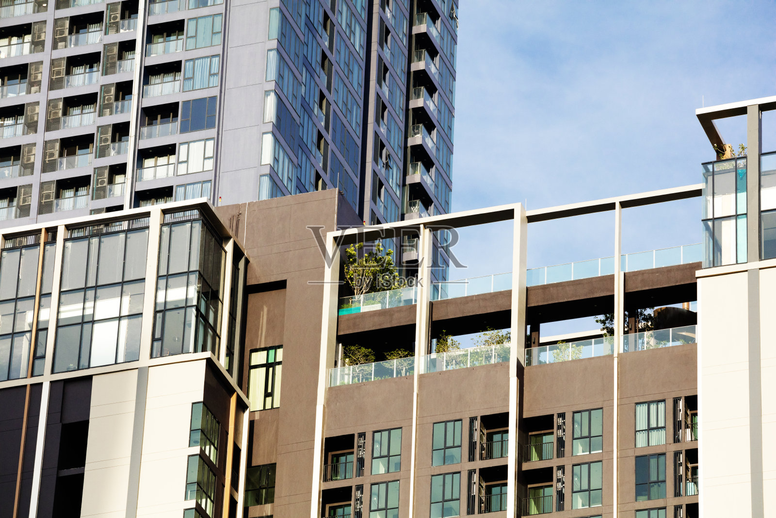 带有屋顶花园的公寓大楼照片摄影图片