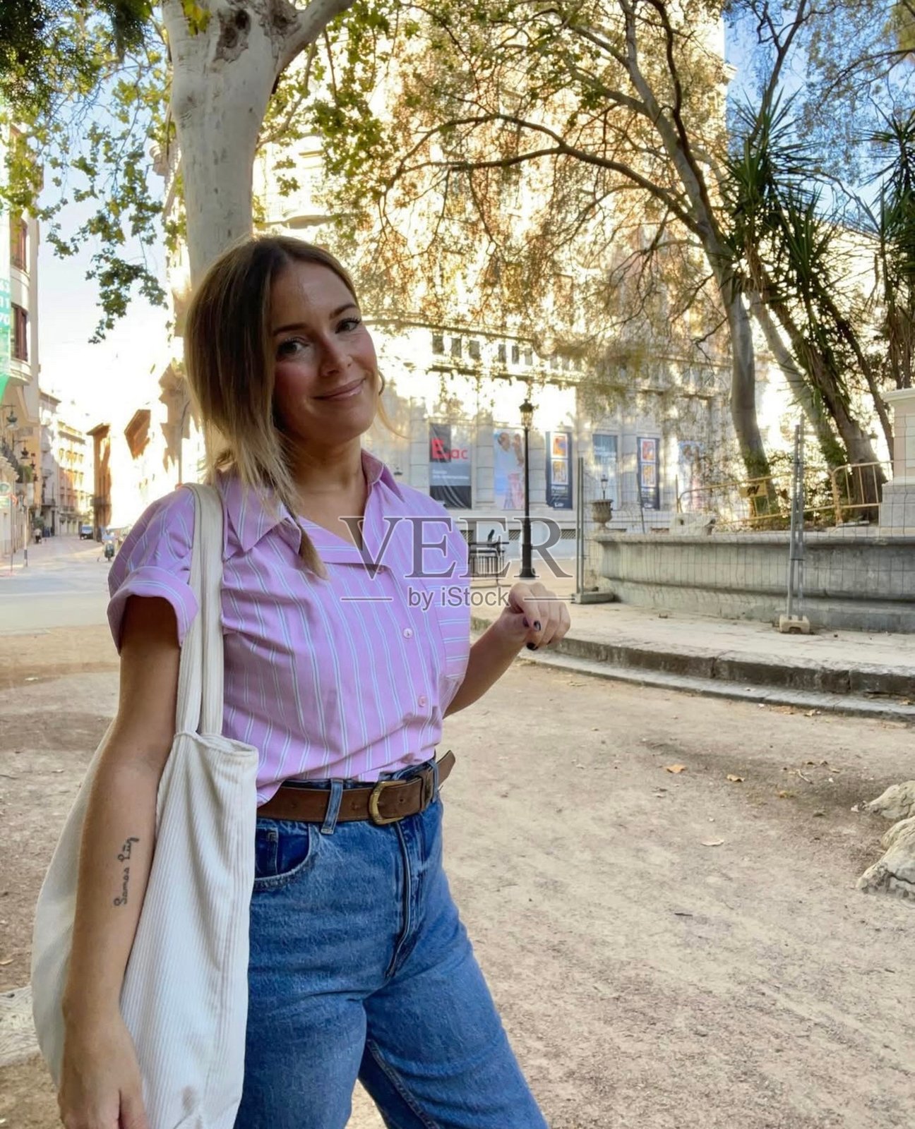 公园里微笑的女人照片摄影图片