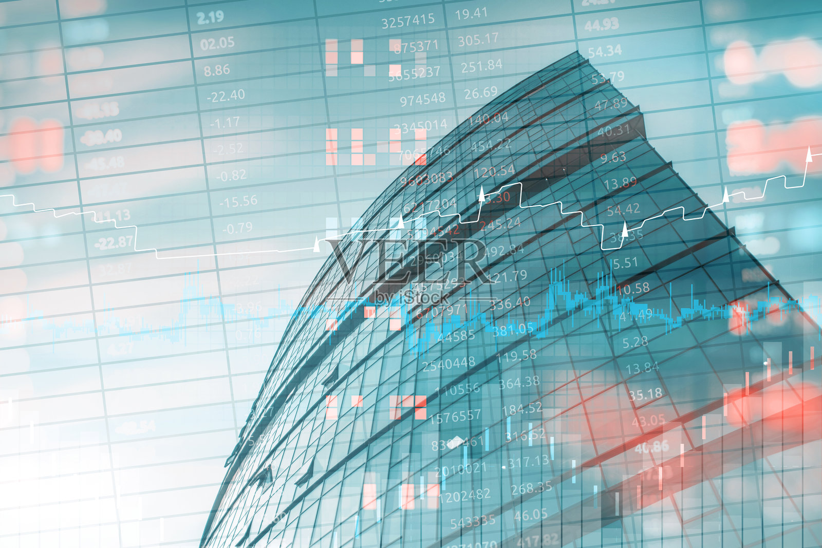 现代办公大楼的双重曝光,展示数字股票市场数据、交易图表和金融分析。抽象背景中有商业摩天大楼、蜡烛图和上升的图表。照片摄影图片