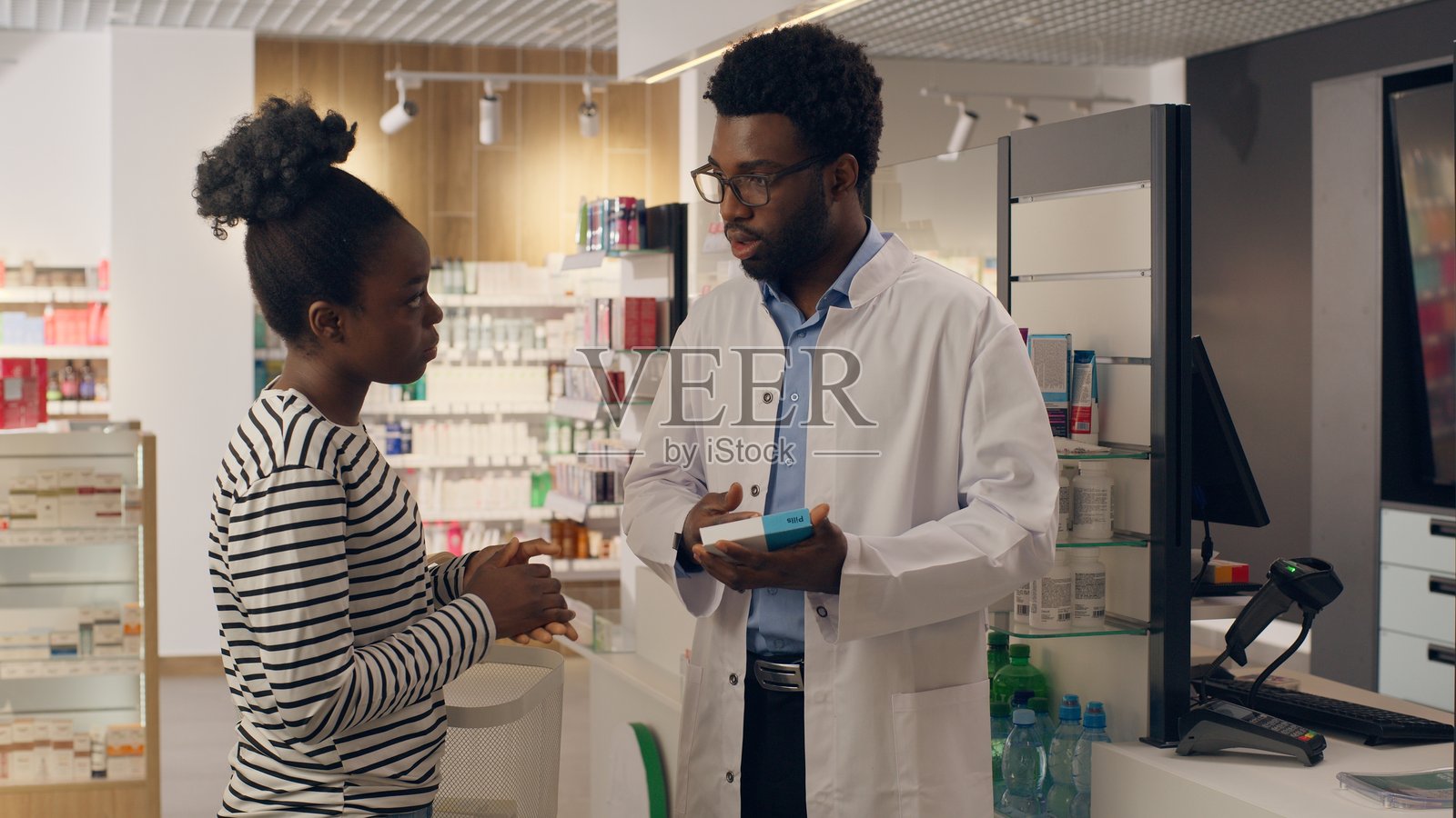 非裔美国医生药剂师提供医疗建议,药物剂量,药店顾客购买药品和维生素,健康护理,药物商店,女性和男性咨询帮助疾病症状治疗。照片摄影图片