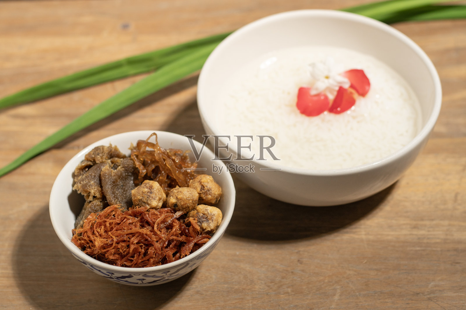 Khao chae是传统的泰国美食。“Chae”意为浸泡,“khao”意为米饭,配有甜腌萝卜、填馅的小洋葱、捣碎的鱼肉、虾酱球和 shredded 猪肉或牛肉。照片摄影图片