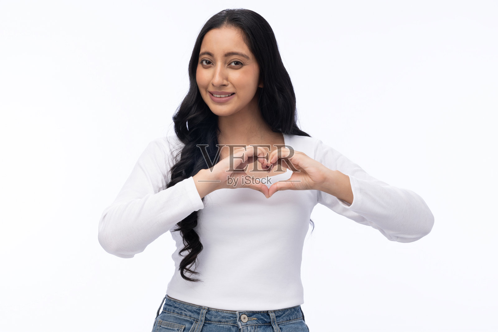 年轻女性穿着白色T恤的肖像,背景为白色照片摄影图片