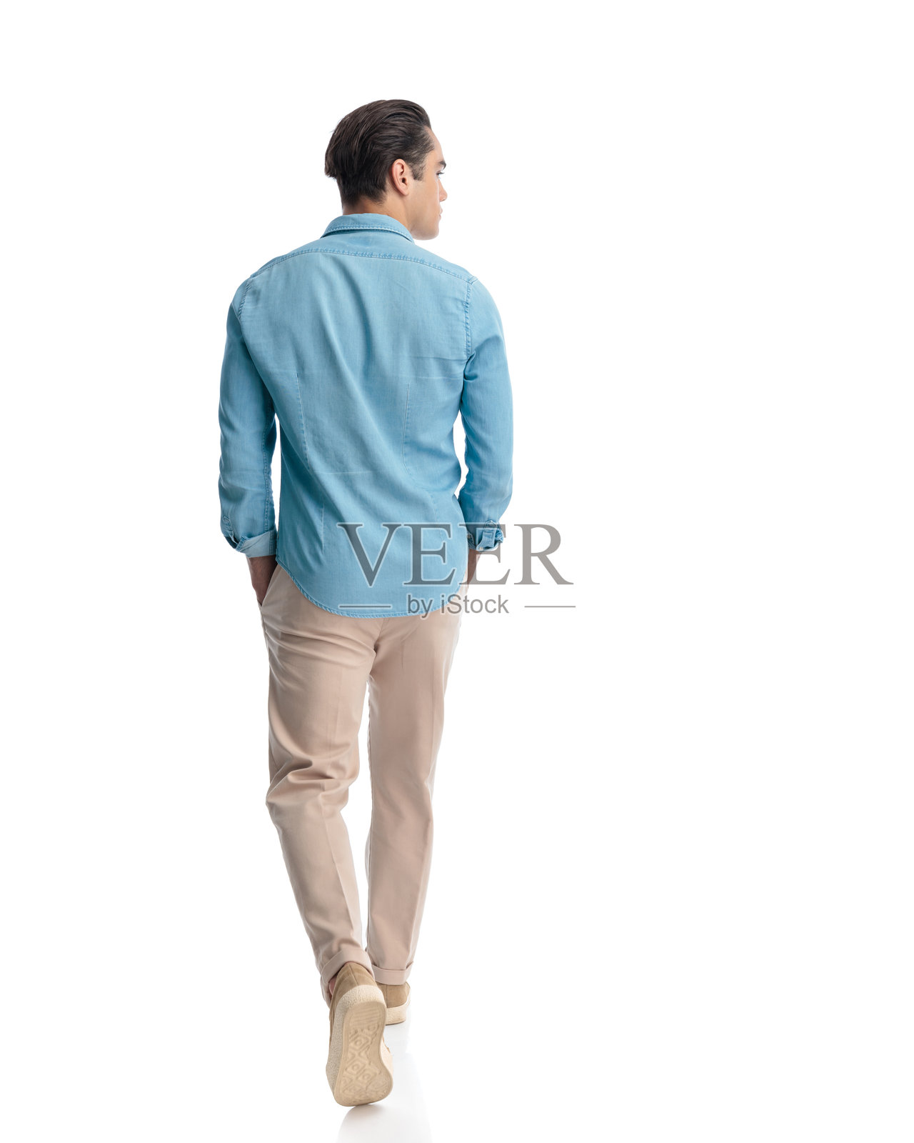 背影的帅气休闲男士侧身走路照片摄影图片