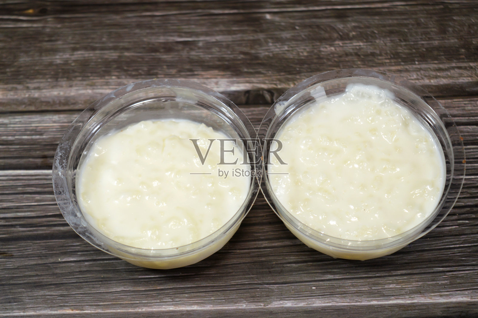 米布丁,一种由米饭、玉米粉、糖与水或牛奶混合而成的菜肴,通常还会加入肉桂、香草和葡萄干等其他配料。照片摄影图片